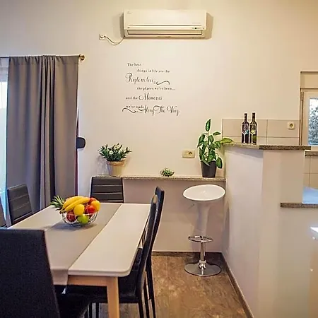 Essentia 3* Podstrana